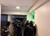 Operativo policial en el sur de Quito permitió la captura de presuntos integrantes de una banda vinculada a robos en buses de transporte público.