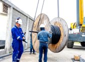 Un grupo de técnicos eléctricos trabajan en mejorar el sistema de distribución de enegría en una de las centrales electricas de la península