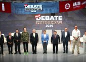 Candidatos a la Presidencia de Perú posan previo a un debate en el Centro de Convenciones este lunes, en Lima (Perú).