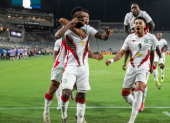 Jugadores de la seleccion Surinam celebrando la anotación de un gol