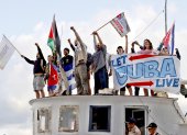 Integrantes del Convoy Nuestra América saludan a su llegada al puerto este martes, en La Habana (Cuba).