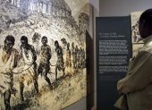 Un hombre observa imágenes relacionadas con la esclavitud en el Castillo de Cape Coast, en Ghana, el 16 de agosto de 2001.