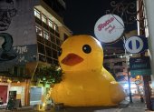 Un Pato inflable gigante fue colocado en Panamá e Imbabura.