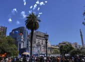 Personas participan en una manifestación este lunes 2de marzo de 2026, frente a los tribunales de la Corte Suprema en Buenos Aires (Argentina).