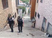 Hombres fuertemente armados atacaron a tres personas en el barrio Las Peñas, norte de Cuenca.