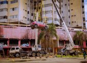 Un vehículo atrapado en el edificio Multicomercio fue retirado por grúas la mañana de este domingo 8 de marzo.