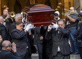 Personas sostienen el féretro del cantante Willie Colón este lunes, al finalizar una misa pública con motivo de su funeral en la Catedral de San Patricio en Nueva York.