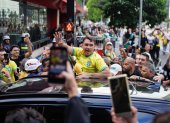 El senador Flávio Bolsonaro saluda a simpatizantes este domingo, en Sao Paulo (Brasil).