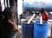 En la ciudadela Maldonado, una familia compró agua por tanquero la mañana del martes 10 de marzo.