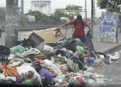 La basura acumulada en las calles de Guayaquil genera focos de infección y riesgos sanitarios en varios sectores.