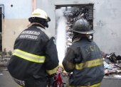 Los bomberos trabajaron por casi cinco horas para apagar el incendio en una bodega de la cooperativa Gallegos Lara, en el noroeste de Guayaquil.
