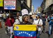 Una persona sostiene una bandera durante una manifestación en Caracas (Venezuela).