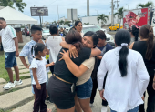 El abrazo de familiares marca el reencuentro con los 16 pescadores manabitas, rescatados con vida tras el naufragio en alta mar.