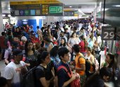 CIENTOS DE PERSONAS HACEN FILAS PARA COMPRAR UN BOLETO DE BUS EN LAS BOLETERÍAS DEL TERMINAL |
MASIVA CONCURRENCIA EN LA TERMINAL TERRESTRE POR EL FERIADO DE CARNAVAL, 22 DE FEBRERO del 2020 AMELIA ANDRADE, Guayaquil-Ecuador Agencia (ag-expreso)