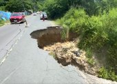 La vía de dos carriles por la grave situación ha sido cerrada y apenas un carril esta abierto para el paso de vehículos