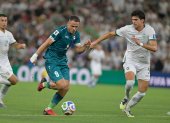 Ali Alhamadi (i) de Irak disputa el balón con Efrain Morales de Bolivia, en un partido de repechaje para la Copa Mundial 2026 entre Irak y Bolivia en el estadio BBVA en Guadalupe (México).