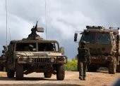 Soldados israelíes con sus vehículos militares se reúnen en una posición no revelada cerca de la frontera entre Israel y Líbano, este lunes 30 de marzo de 2026.