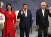 Candidatos a la Presidencia de Perú Keiko Fujimori (i), del partido Fuerza Popular, Charlie Carrasco (c), del partido Demócrata Unido Perú, y Francisco Diez-Canseco, del partido Perú Nación, en Lima (Perú).