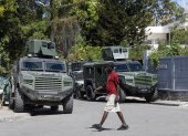 Integrantes de las Fuerzas Armadas de Haití custodian con carros blindados la oficina del Primer Ministro en Puerto Príncipe (Haití), en una fotografía de archivo.