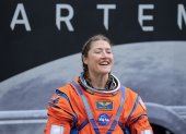 La especialista en misiones Christina Koch de la NASA conversa con familiares durante el recorrido desde el Edificio de Operaciones y Verificación Neil A. Armstrong hacia la plataforma de lanzamiento 39B