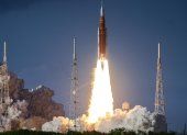 El cohete Space Launch System que transporta la cápsula Orion para la misión Artemis II despega del Centro Espacial Kennedy en Titusville, Florida, 1 de abril de 2026.