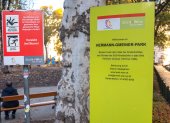 En el centro de Viena, Austria, se puede ver un cartel colocado por la ciudad de Viena con el mensaje "Bienvenidos al Parque Hermann Gmeiner".