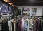 Una maestra mira ropa dentro de una tienda de segunda mano administrada por la Federación Venezolana de Maestros (FVM) en Caracas, el 17 de febrero de 2025.