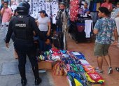 Agentes metropolitanos de control desalojaron a los comerciantes informales de las aceras en las cercanías del Mercado Central, en Guayaquil.