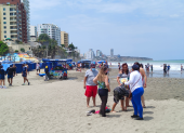 Referencial.Turistas disfrutan de la playa en Salinas, uno de los destinos más concurridos durante el reciente feriado.