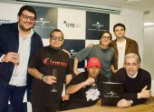 New Jerson en la firma de contrato en Universal Music Colombia.