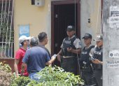 Agentes policiales acudieron al inmueble en el que hallaron al sociólogo y periodista Jorge Cuesta, en Sauces 6, norte de Guayaquil.