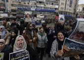 Familiares de presos palestinos portaban pancartas y coreaban consignas durante una manifestación en Nablus, ciudad de Cisjordania ocupada por Israel, el 31 de marzo de 2026.