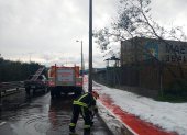 Los bomberos realizaron labores para evacuar el agua lluvia acumulada en la Ruta Viva.