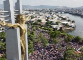Cada año, cientos de ecuatorianos se congregan en la plaza donde se erige el Monumento a la Fe del Cristo del Consuelo, uno de los principales puntos de encuentro de esta manifestación religiosa.