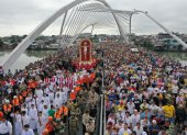 Una multitud de feligreses participó en la procesión del Cristo del Consuelo. Ciento de ellos se congregaron en las afueras del Santuario del Cristo del Consuelo desde tempranas horas de la madrugada.