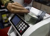 Una foto referencial de financiamiento para Ecuador, en la foto una máquina que cuenta billetes.