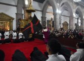 Arrastre de Caudas en Quito, 1 de abril de 2026: sacerdotes recorren la iglesia con caudas negras en solemne procesión de Semana Santa.