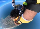 El periodista Schuberth Suing llevó su amor al Barcelona SC al límite al lanzarse en paracaídas tras la clasificación de Barcelona SC.