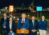 José Antonio Kast (c), hablando durante una rueda de prensa antes de abordar el vuelo a Buenos Aires.