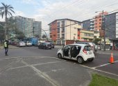 Automóvil involucrado en el operativo policial sigue en la zona de 12 de Octubre y Wilson, resguardado por las autoridades.