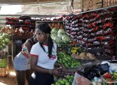 Personas compran alimentos en un mercado este viernes, 27 de marzo de 2026, en La Habana (Cuba).