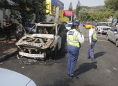 El vehículo quedó completamente destruido tras incendiarse en la avenida Las Monjas, en el norte de Guayaquil.