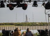 Medios de comunicación aguardan cerca de la zona de lanzamiento en el Centro Espacial Kennedy, Florida, Estados Unidos.