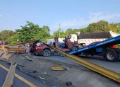 El carro quedó en pésimas condiciones tras el choque.