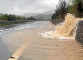 La presa de Liscione llega a la carretera de Bifernina, que está cerrada al tráfico, en Termoli, región de Molise, Italia, el 1 de abril de 2026.