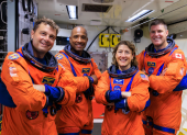 Los cuatro astronautas de la misión Artemis II, en una imagen de archivo durante su preparación. Este 2 de abril se actualiza la ubicación de la tripulación.