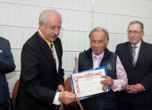 César Alarcón, director de la Academia Nacional de Historia del Ecuador, entrega el diploma al doctor Eduardo Mosquera.