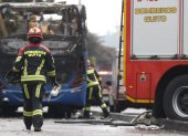 El bus se incendió tras chocar con la motocicleta en La Magdalena, Quito; bomberos lograron sofocar las llamas.