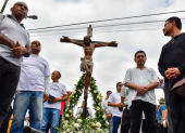 Feligreses participan en la procesión del norte de Guayaquil este Viernes Santo.