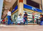 En cada paso por el centro de Guayaquil hay alguien vendiendo algo, aunque no cuente con permisos formales para ello